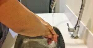 Как да премахнете запушването в тоалетната