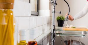 Как да отпушим кухненската мивка по естествен начин